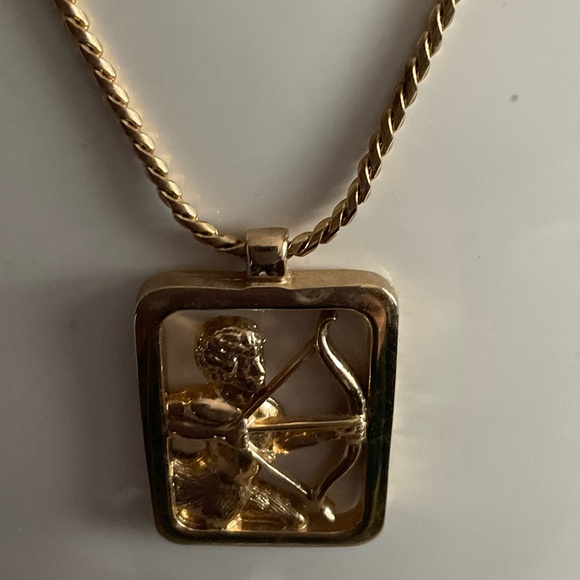 Vintage AVON Gold Pendant Necklace - Picture 2 of 3